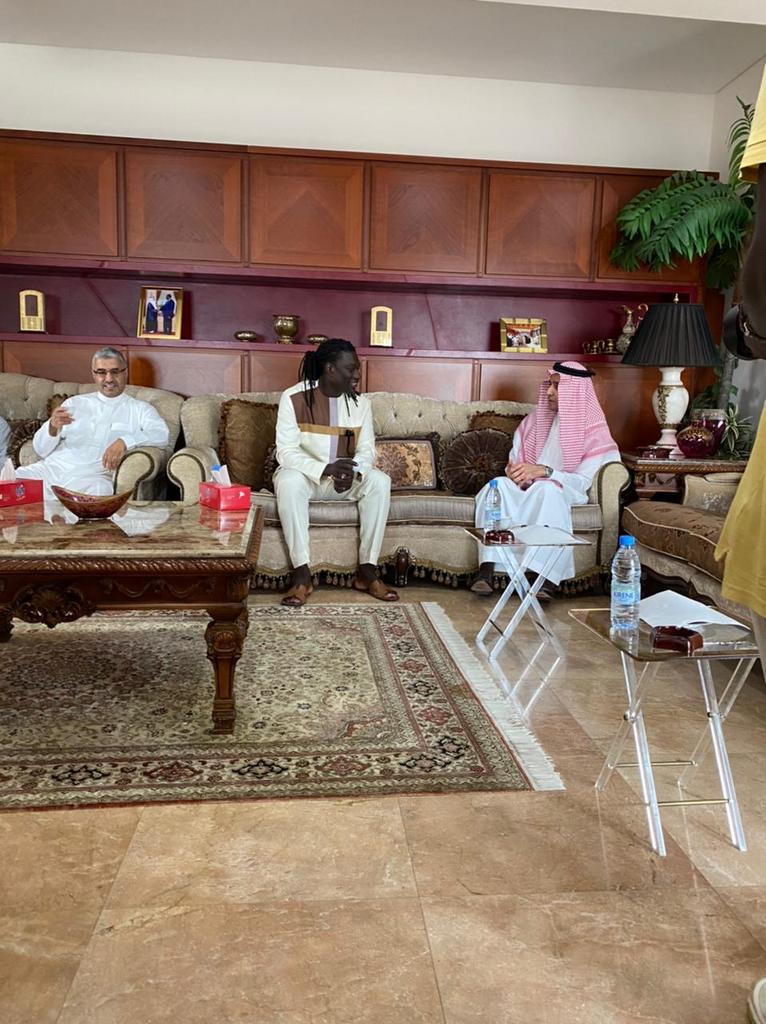malthaidy's tweet photo. لاعب نادي الهلال الفرنسي قوميز قام بزيارة للسفارة السعودية في السنغال....

سفير مشرف لنادي الهلال وصورة معبرة عن رقي اللاعب والبيئة التي ينتمي لها رياضياً

الزعيم حتى بتصرفات اجانبه وتفاعلهم الراقي مع المجتمع يفرق سنوات ضوئية..... https://t.co/LF4DugSbCz