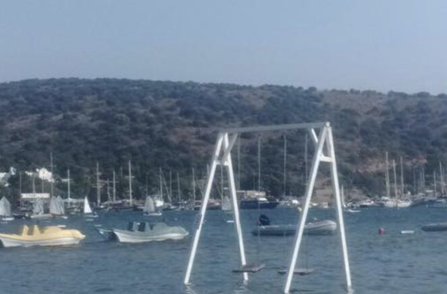 Ayder'de salıncağı eleştirdik , yayla da olmaz dedik , kaldırıldı...
Bu da olmaz. Kıyı da salıncakların sayısı artıyor.
Mutlaka engellenmeli. Böyle saçmalık olmaz. Herkes istediği gibi kazık çakamaz... 
<a href="/csbgovtr/">T.C. Çevre, Şehircilik ve İklim Dğş. Bakanlığı</a>
<a href="/tcmuglavaliligi/">Muğla Valiliği</a>