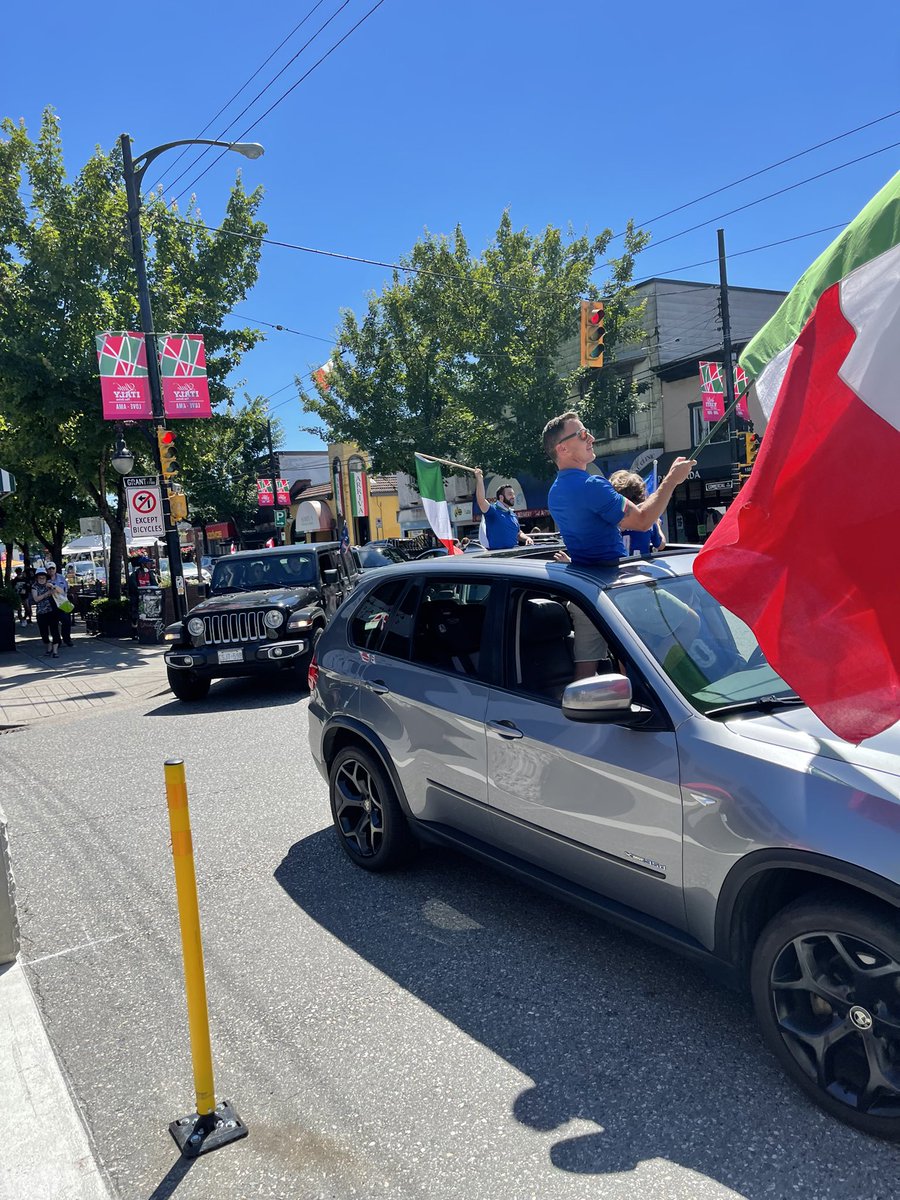It was great to see Little Italy - #Vancouver alive with honking horns and adorned in green, white and red once again after the Azzurri victory over Austria. #EURO2020 🇮🇹💙
<a href="/azzurri/">Nazionale Italiana ⭐️⭐️⭐️⭐️</a> 
<a href="/Commerciald/">Commercial Drive</a>