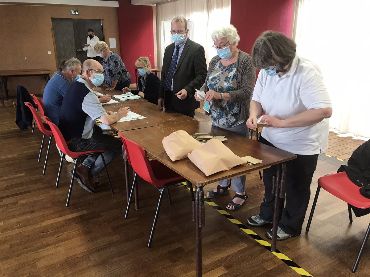 OuestFrance14's tweet photo. Au Hom, le dépouillement des élections régionales a commencé #ÉlectionsRégionales2021 #Régionales2021 #Normandie #Calvados #LeHom https://t.co/C7VFxKOi6l