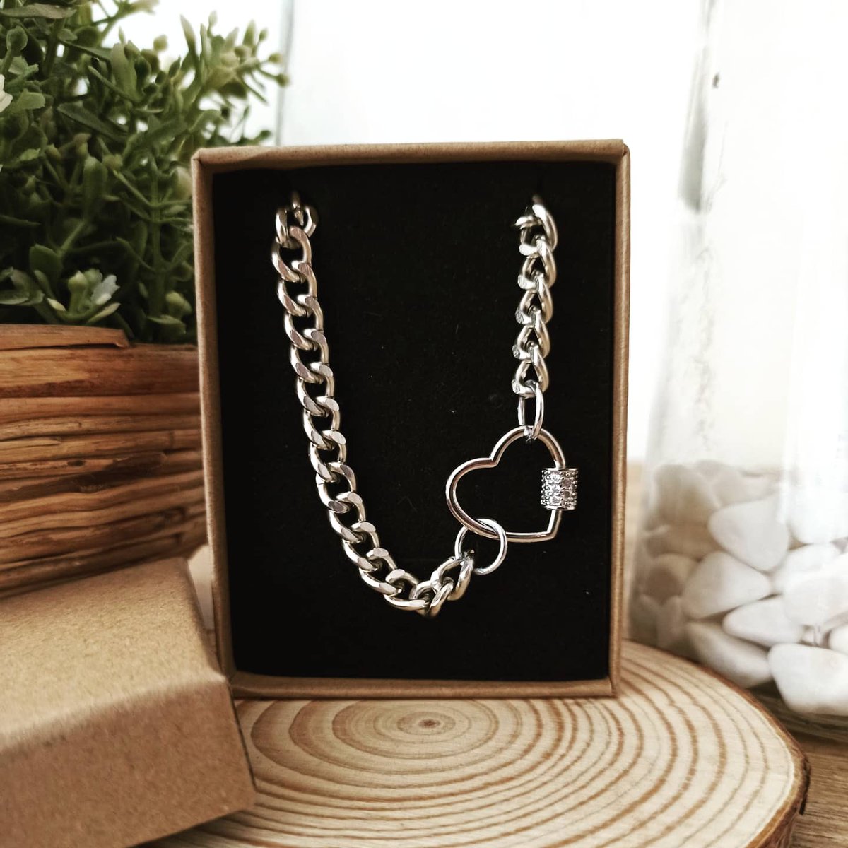 JewelryRl's tweet photo. Si eres más de plateado que dorado, aquí tienes la versión silver para poder lucir estas gargantillas tan chilisimas 🤩 Igual que las doradas, sólo hay una de cada. Corre que vuelan 🚀

#collar #necklace #gargantilla #joyas #jewels  #corazon #heart #mosqueton #trap #trendy #moda https://t.co/fiePu5V4cM