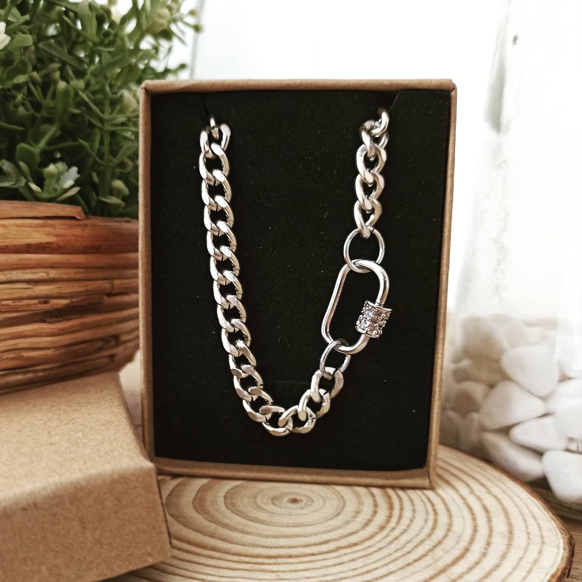 JewelryRl's tweet photo. Si eres más de plateado que dorado, aquí tienes la versión silver para poder lucir estas gargantillas tan chilisimas 🤩 Igual que las doradas, sólo hay una de cada. Corre que vuelan 🚀

#collar #necklace #gargantilla #joyas #jewels  #corazon #heart #mosqueton #trap #trendy #moda https://t.co/fiePu5V4cM