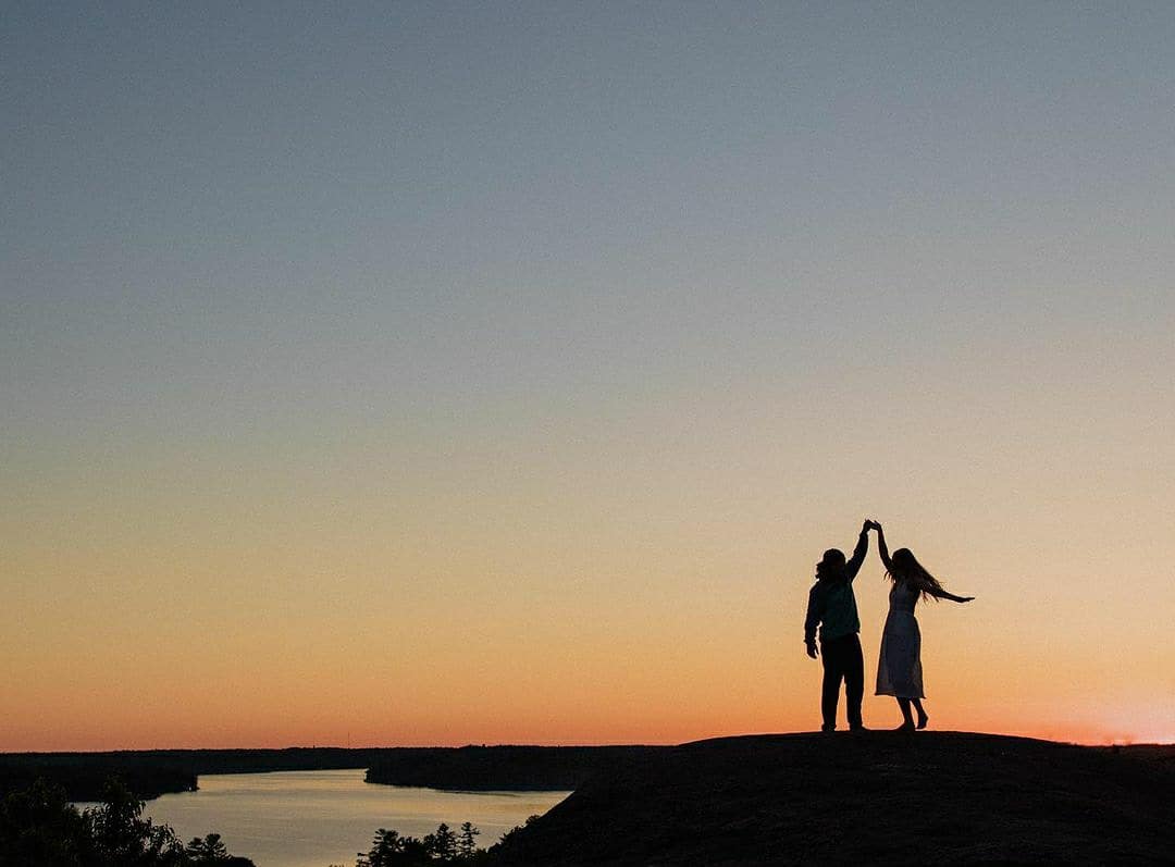#Proposal photo tip: "Start at a distance to give the couple some privacy, and as the emotions start spilling get closer as the couple is less likely to be distracted, because of the overwhelm of emotions!" -📷: annadzieciolphoto/IG #proposalphotography #muskoka