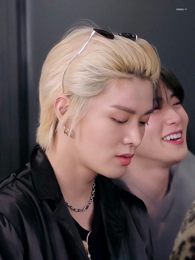 ก็ตั้งแต่เกิดมาไม่เคยเห็นคนคาดแว่นแล้วมันหล่อวววววขนาดนี้มาก่อน เท่โคตร กูเห็นแล้วล้มเลยเป็นลมทันที มันจะแรงอะไรขนาดนั้นอ่ะ ถามก๊อนพี่คะพี่