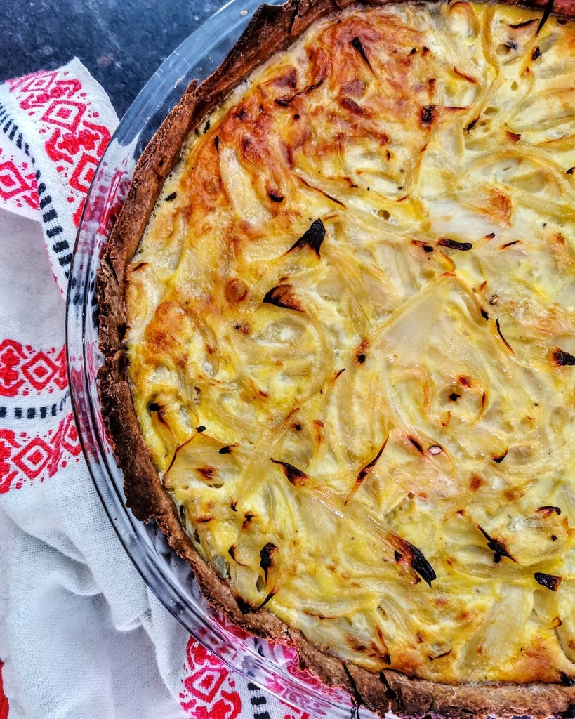 nadasto's tweet photo. 🧅 ZWIEBELKUCHE 🧅
La tarte à l'oignon alsacienne est à retrouver sur le blog. C'est tradi c'est toujours bon ça. Et par pitié, faites vous-mêmes les pâtes à tarte ! 
#onions
#frenchfood #alsace
#alsacezvous #frenchpie #zwiebelkuchen #homemadefood #jec… https://t.co/DY4GllF4Ap https://t.co/qKGzWBAYlz