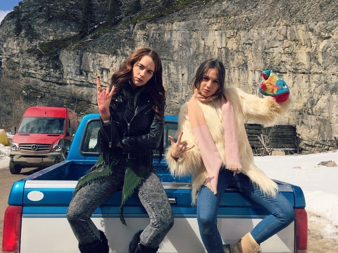 hayanxstalgia's tweet photo. they make sunday's even more special. #EarpSistersSunday 

#BringWynonnaHome #WynonnaEarp https://t.co/C77aJR4DXp