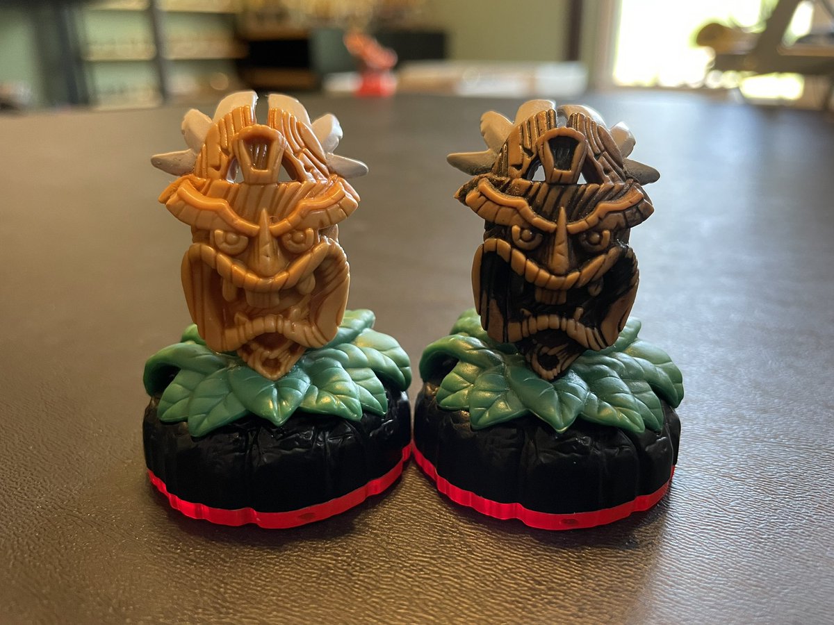 sclmatt's tweet image. I thought the one on left looked odd, but now I finally got one to compare it to. 

It looks like it didn’t get the final coat of paint.

Anyone else seen one like this?

#Skylanders #FactoryError