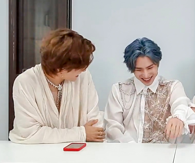 #ACE #에이스 <a href="/official_ACE7/">A.C.E</a>