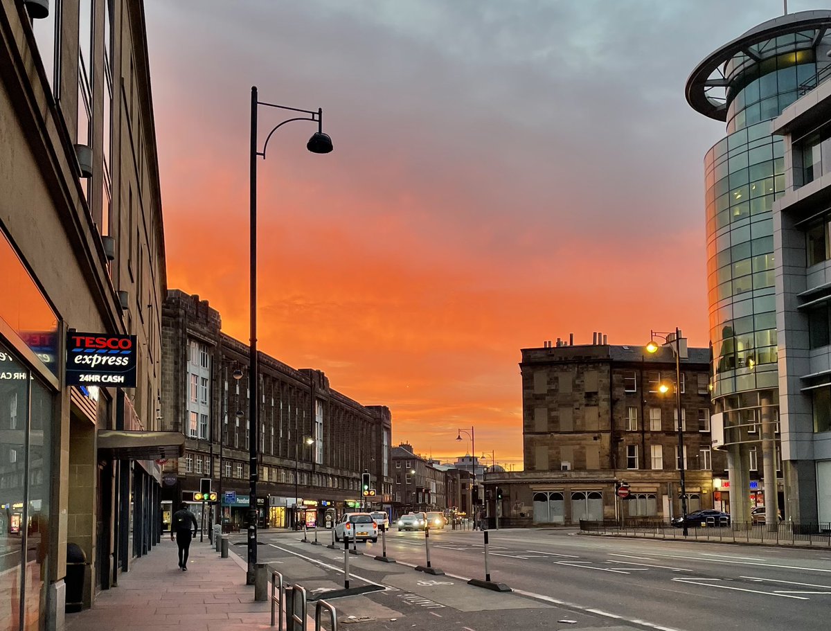 Cloisters_Bar's tweet photo. Lovely sky in Edinburgh tonight https://t.co/NhBVRq7Hch