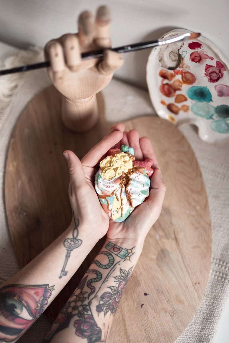 olatz_diaz's tweet photo. No todo va a ser pintura y dibujar en digital, también me gusta modelar 💛 #strongheart #arcilla #handmade #corazonanatomico #artista https://t.co/D9QBNbrxlY