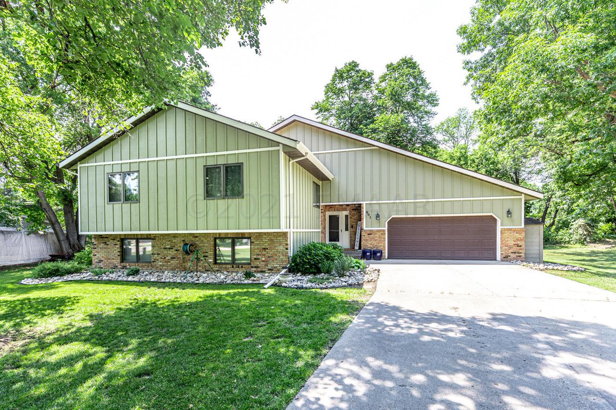 Simply amazing in Horace. Move into this 5 BD/ 4 BA now! Call/text/DM me today!  cpix.me/l/124145441
