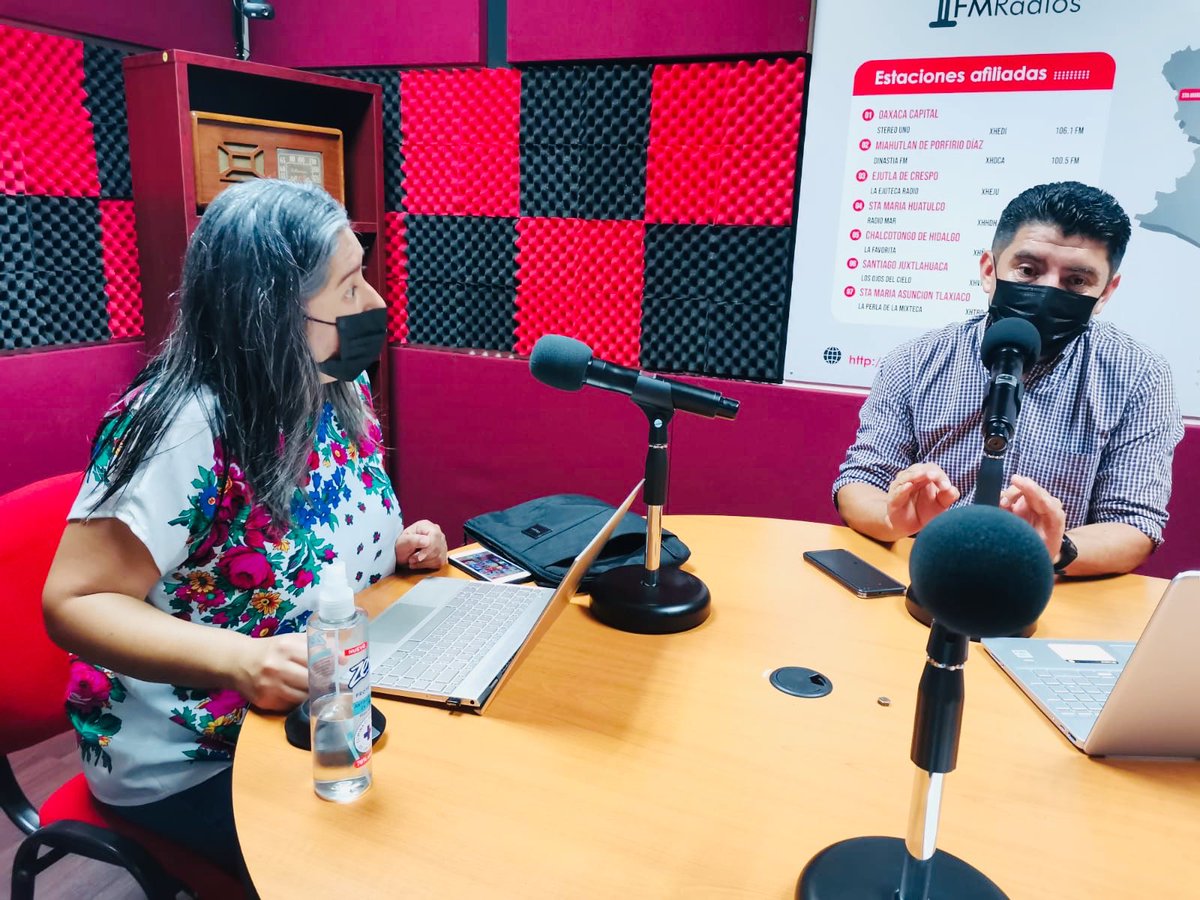 CruzAmira's tweet photo. ¡#Socioformación regresó a cabina y con la innovadora oferta académica de la #UTVCO!

Gracias Mtra. Gisela Blas #EnergíasRenovables y Mtro. Marcos Morales #AgriculturaSustentable.

Gracias también a mi compañero Usiel Vargas por cuidar todos los detalles.
#StereoUno y #RadioMar. https://t.co/FeV6zrn2OH