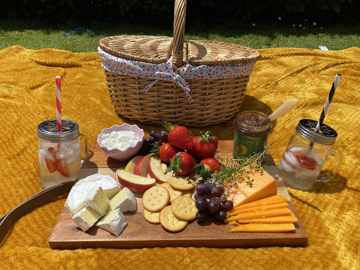 McGannMargo's tweet photo. #BuildMyBoard competition @Bordbia #irishfarmhousecheese @Ardsallaghgoats @CarrigbyrneFarm @KnockanoreFarm #localstrawberries @lismorefoodco chutney and homemade elderflower cordial to drink! @SheridansCheese @GastroGays https://t.co/oATYvJuhGT