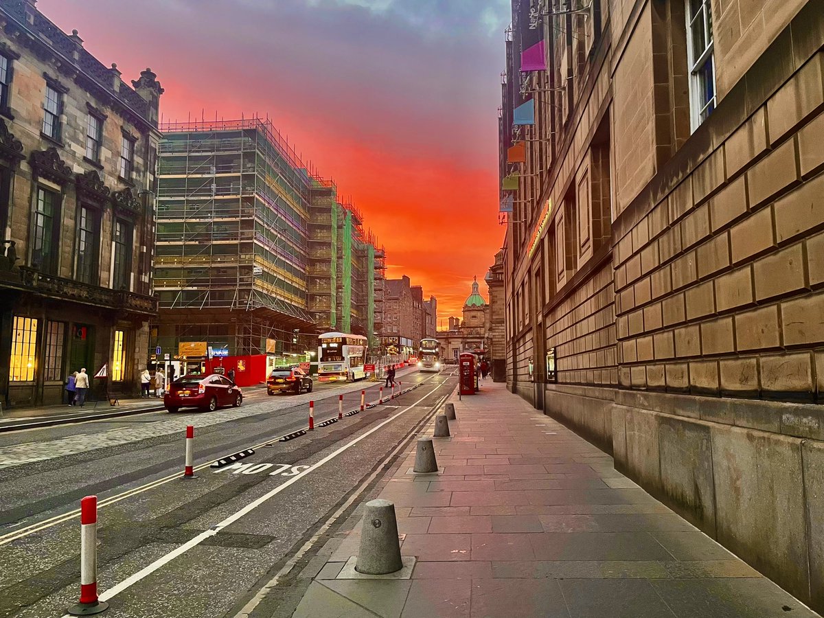 Browna27's tweet photo. Insane walk home through Edinburgh tonight…so proud to call it home!
#Edinburgh #sunset #Scotland #city #photography #night #cityscape #capital #adventure #walk #walking #breathe #castle https://t.co/hLb2NiVcEO