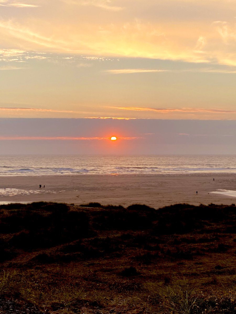KerryMatlock3's tweet photo. A Week In #cornwall To Recharge. Back In The Kitchen Tomorrow 😊 #cornwall2021 #perranporth #sunset https://t.co/0za6eKLdpv