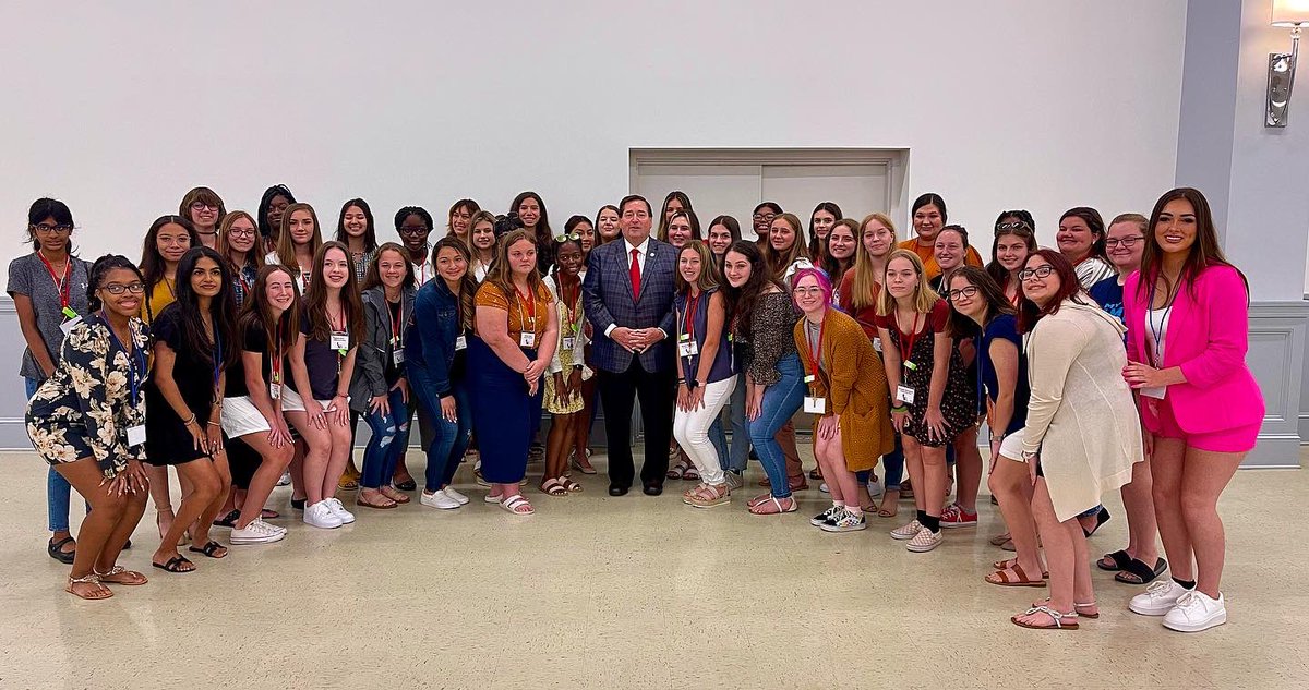 LouisianaLtGov's tweet photo. On @NichollsState campus this morning with good friends President @CluneJay, First Lady Allison Clune + the young women of Louisiana Girls Leadership Academy, under Louisiana Center for Women in Government & Business! #LWCBG #LGLA #Nicholls #femaleleasdership #letyourvoicebeheard https://t.co/I3Z8fs1UzP