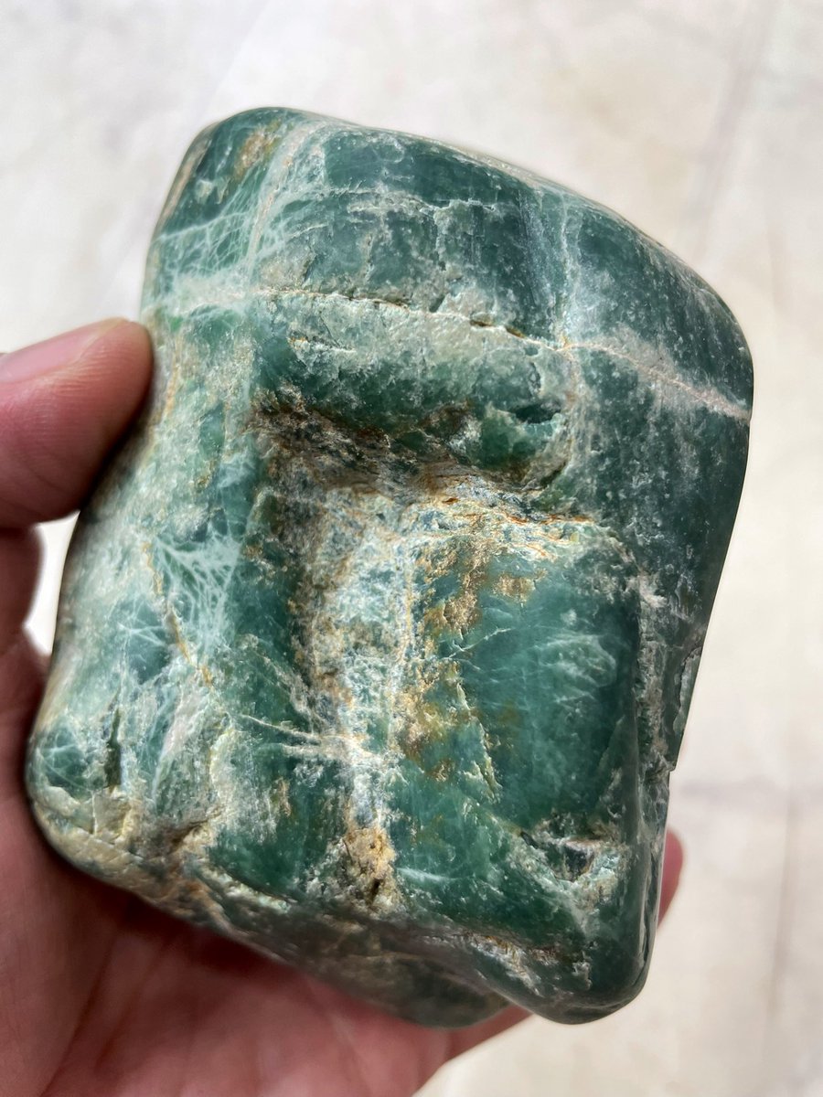 今日の鉱物は、 濃い緑色が素敵な、オンファス輝石です😁 翡翠と同様に