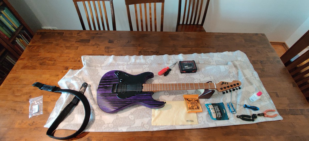 laxtlo's tweet photo. Kitaran huoltopäivä. Ernie Ballsin lukkojen asennus, otelaudan putsaus Big Bendsin tahnalla sekä kielten vaihto @ernieball @ESPGuitars @BigBendsLLC #straplocks 🎸🤟🏻 https://t.co/JVm9qczbQO