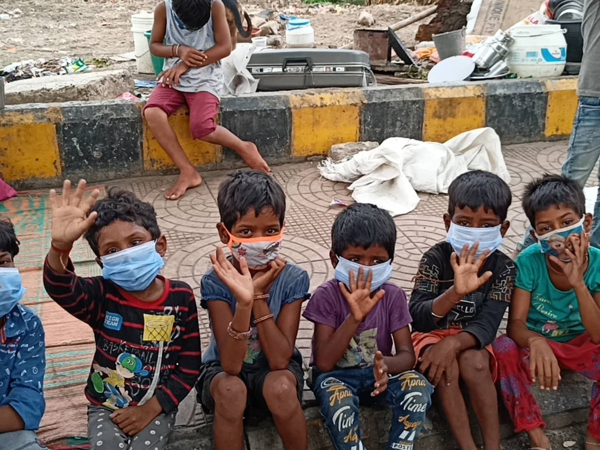 Stambh_org's tweet photo. We tried to spread awareness amongst the people of the underprivileged section and the people living on streets in Nagpur, Maharashtra. We also distributed masks &amp; snacks to needy.
#Nagpur #COVID19
#Maharashtra
#MaskUpIndia #NeedToEat #HelpingHand https://t.co/MDaRqvqAFl