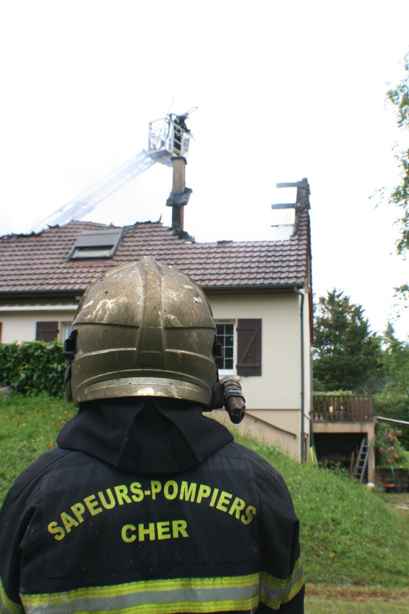 SDIS_18's tweet image. Les #pompiers18 sont intervenus pour un violent feu de pavillon

À leur arrivée la 🏡 était complètement embrasée

2 victimes intoxiquées par les fumées seront transportées au @chjacquescoeur 

#ConseilDePompier : Pour votre sécurité pensez à vérifier vos détecteurs de fumée