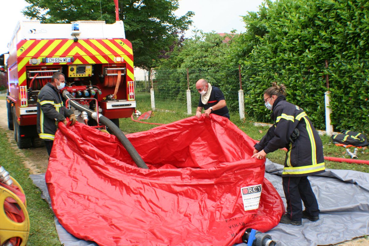 SDIS_18's tweet image. Les #pompiers18 sont intervenus pour un violent feu de pavillon

À leur arrivée la 🏡 était complètement embrasée

2 victimes intoxiquées par les fumées seront transportées au @chjacquescoeur 

#ConseilDePompier : Pour votre sécurité pensez à vérifier vos détecteurs de fumée