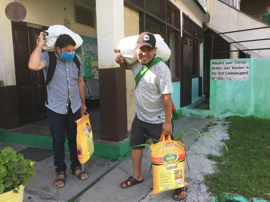 EFI_Tweets's tweet photo. EFI Covid relief in partnership with @indiadonatesID at Uttarkashi, Uttarakhand.
#SuperSpreadHope #GiveHope #Foodforsurvival https://t.co/fXBbsCY73p