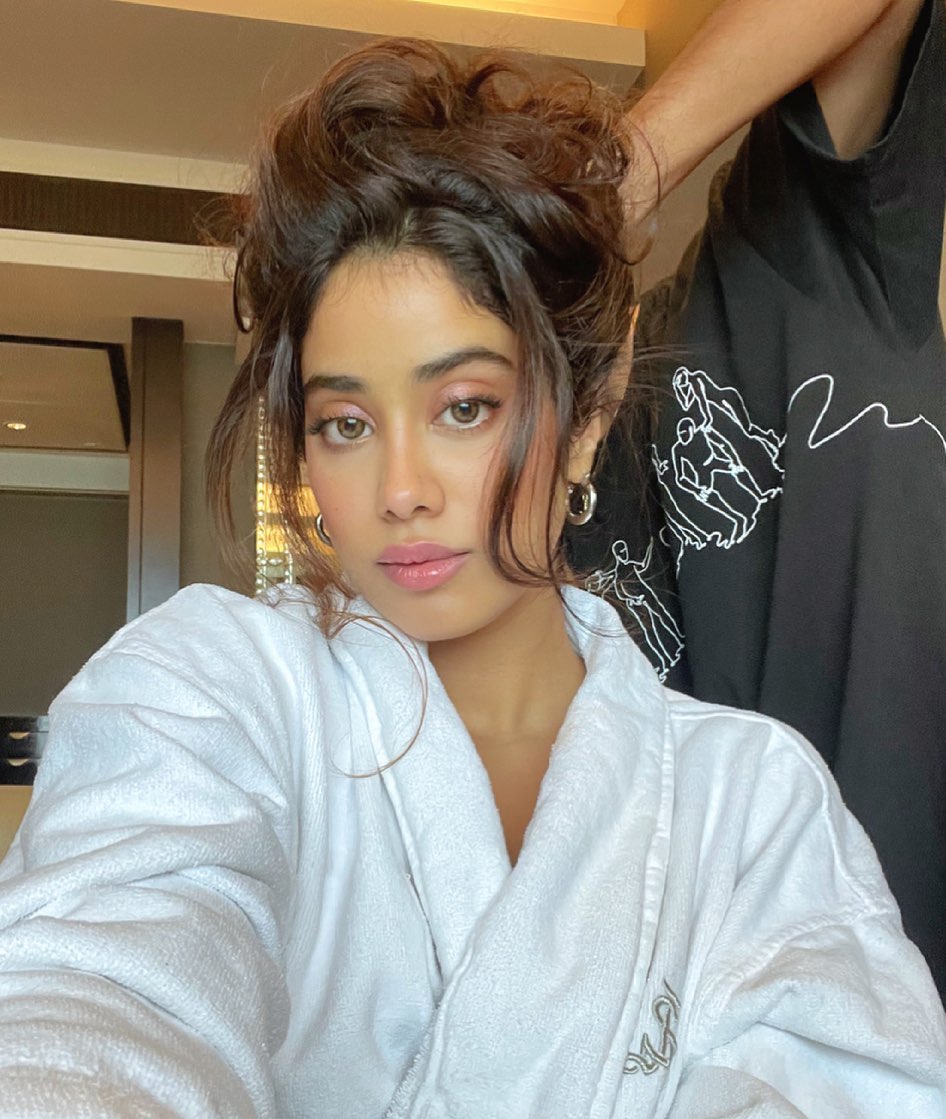 Filmy_Radar's tweet photo. 👉😍 We just can’t get enough of this beauty! #JanhviKapoor

#bollywood #beauty #celebrity #star #likeforlikes #followforlikes #filmyradar https://t.co/ssLfca4K7d