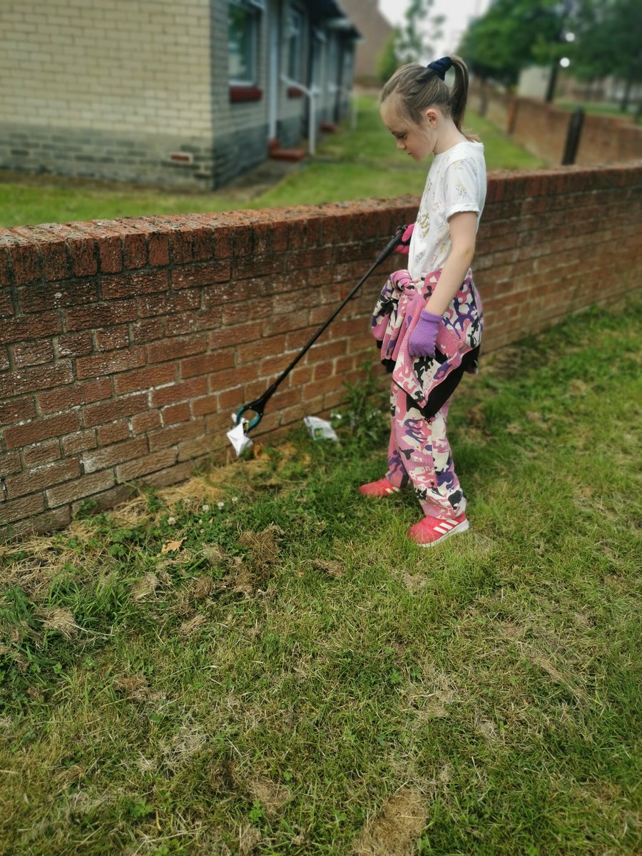 Daniel and Daisy litter picking.... This time for Daisy's homework! #lovesouthtyneside @LoveSTyneside #lovewhereyoulive #HedworthEstate