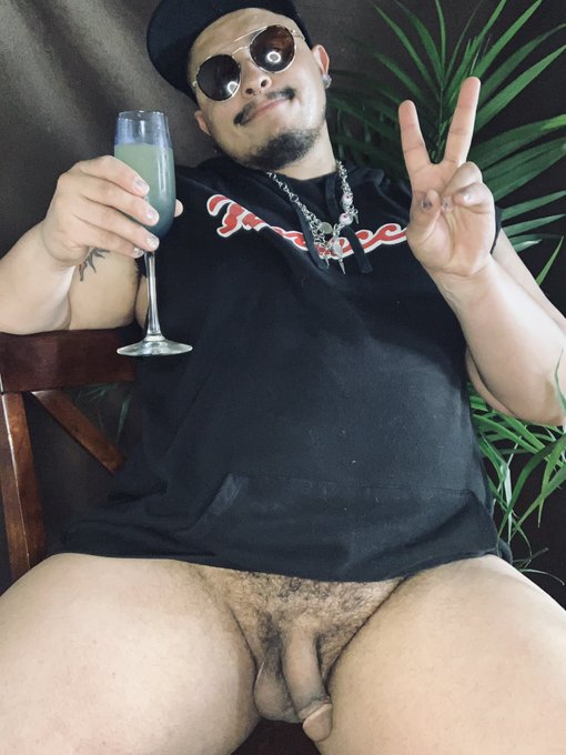 What? You told me this was a &ldquo;bottomless&rdquo; Brunch? Happy Pride y&rsquo;all ! 🏳️&zwj;🌈🏳️&zwj;⚧️🏴&zwj;☠️🇵🇷💖🦄✨ https://t.c