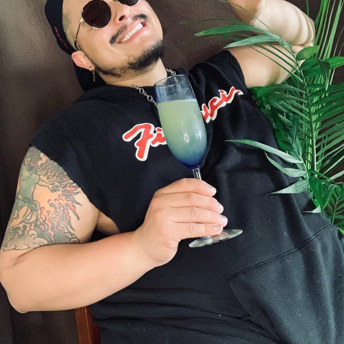 What? You told me this was a &ldquo;bottomless&rdquo; Brunch? Happy Pride y&rsquo;all ! 🏳️&zwj;🌈🏳️&zwj;⚧️🏴&zwj;☠️🇵🇷💖🦄✨ https://t.c