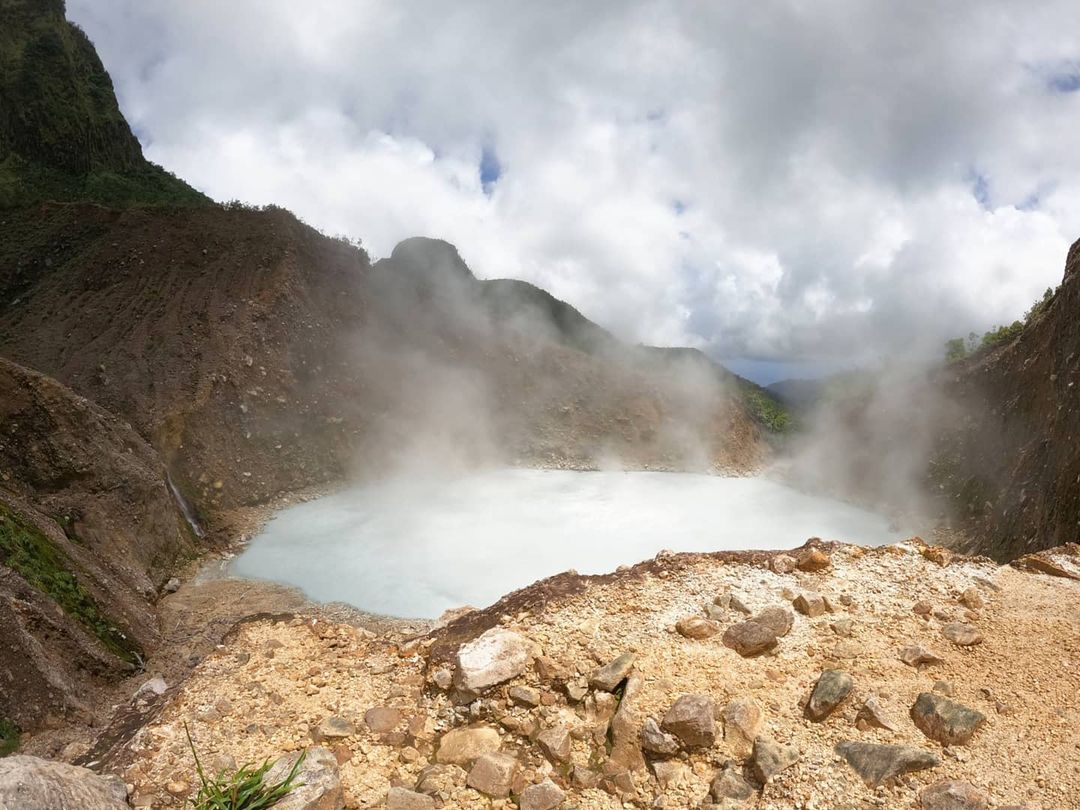 jamaicansdotcom's tweet photo. Today we're feeling the steam at Boiling lake in Dominica 📍☁️🇩🇲 | 📷IG: explore.dominica
Everyday we will be visiting a different Caribbean nation to celebrate Caribbean American Heritage Month.
#BoilingLake #Dominica #CaribbeanHeritage #WeJaminate https://t.co/wfQeYclMeb