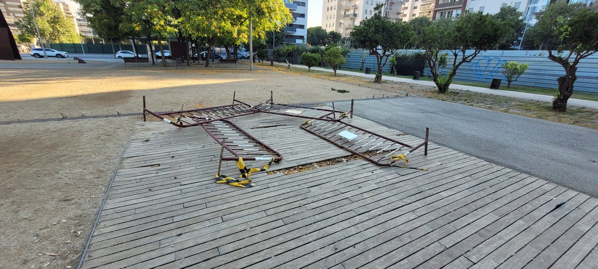 lluprincess's tweet photo. @ajsantfeliu quan mes de temps hem de seguir aguant tenir un parc brut i amb perill pels infants?, es UNA VERGONYA. Les queixes que fem els veïns no serveixen per res, pero els impostos si que els cobreu. https://t.co/k7CNpEqBbb