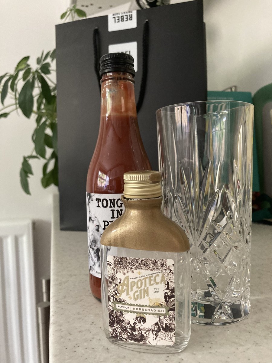 LesleyDraper's tweet photo. Just discovered Bakewell’s Rebel Drinks shop… locally distilled gin and mead. This one is amazing: horseradish #Apoteca gin with smoked tomato juice… 😊 Cheers! https://t.co/hSlLCWaCIV