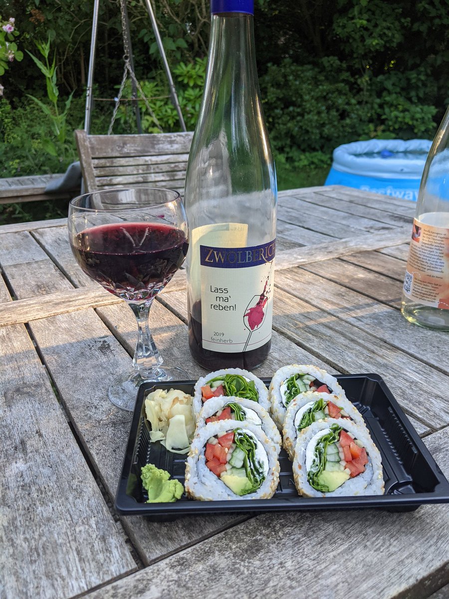 anicatha's tweet image. Wenn das @sohokitchen in unter 30min liefert, du noch Wein hast und die Sonne scheint. ❤️