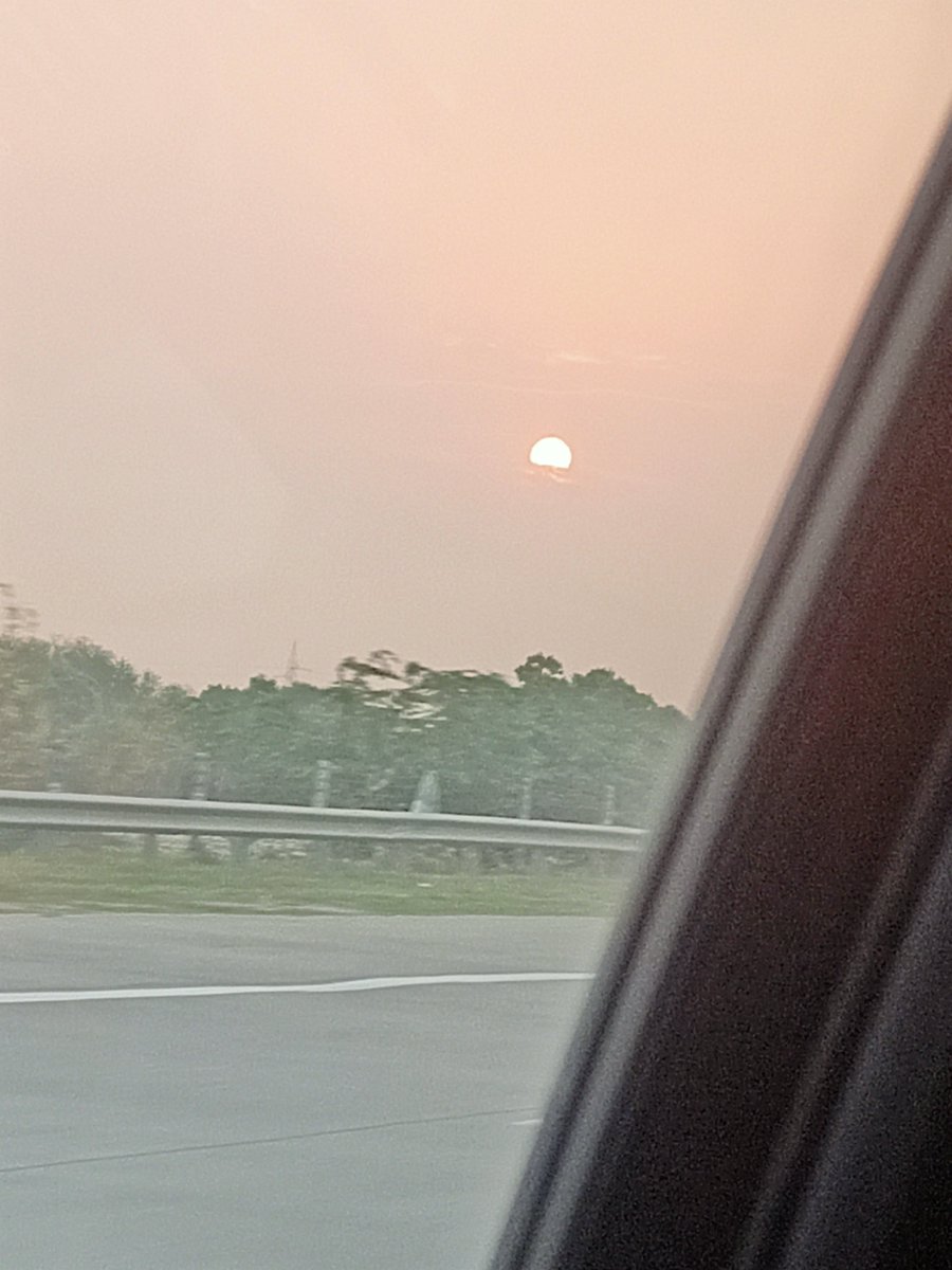 TheKartikPathak's tweet photo. जिसने सूर्य को नहीं देखा उसने कुछ नहीं देखा।🌄☀️ https://t.co/X8pYKDsBYK