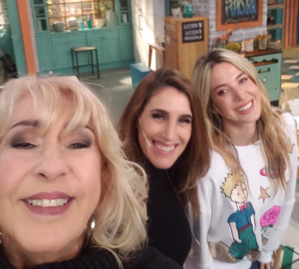 geobarbarossa's tweet photo. Gracias @gerardorozin @sole_pastorutti @MarceloPolino @jescirio @MorfiTelefe @telefe #lapeñademorfi 😍😍😍😍 https://t.co/5tt5qoLO6r