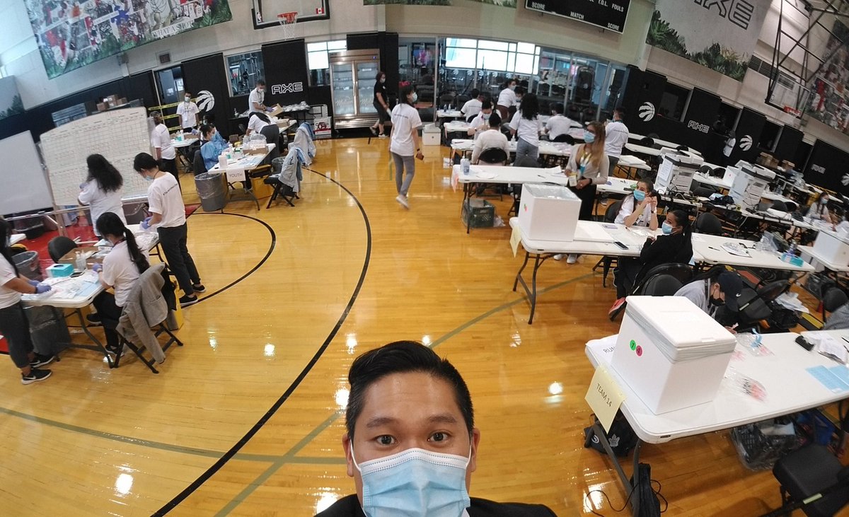 A New Canadian single vaccine clinic record set. #pharmacyFTW  #11Kandcounting #teamvaccine #ourwinningshot #dreamteam #torontovaccineday <a href="/MGHToronto/">Michael Garron Hospital</a> <a href="/MLSEPR/">MLSE PR</a> <a href="/ScotiabankArena/">Scotiabank Arena</a>
