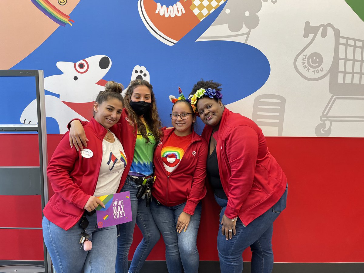 JackieP_97's tweet image. Happy Pride for the Jackson Heights team! 🌈🌟#Pride2021 #TheFightContinues #R400Community @KellyMcGarrity @NicoleTonnessen @NYCPride2021