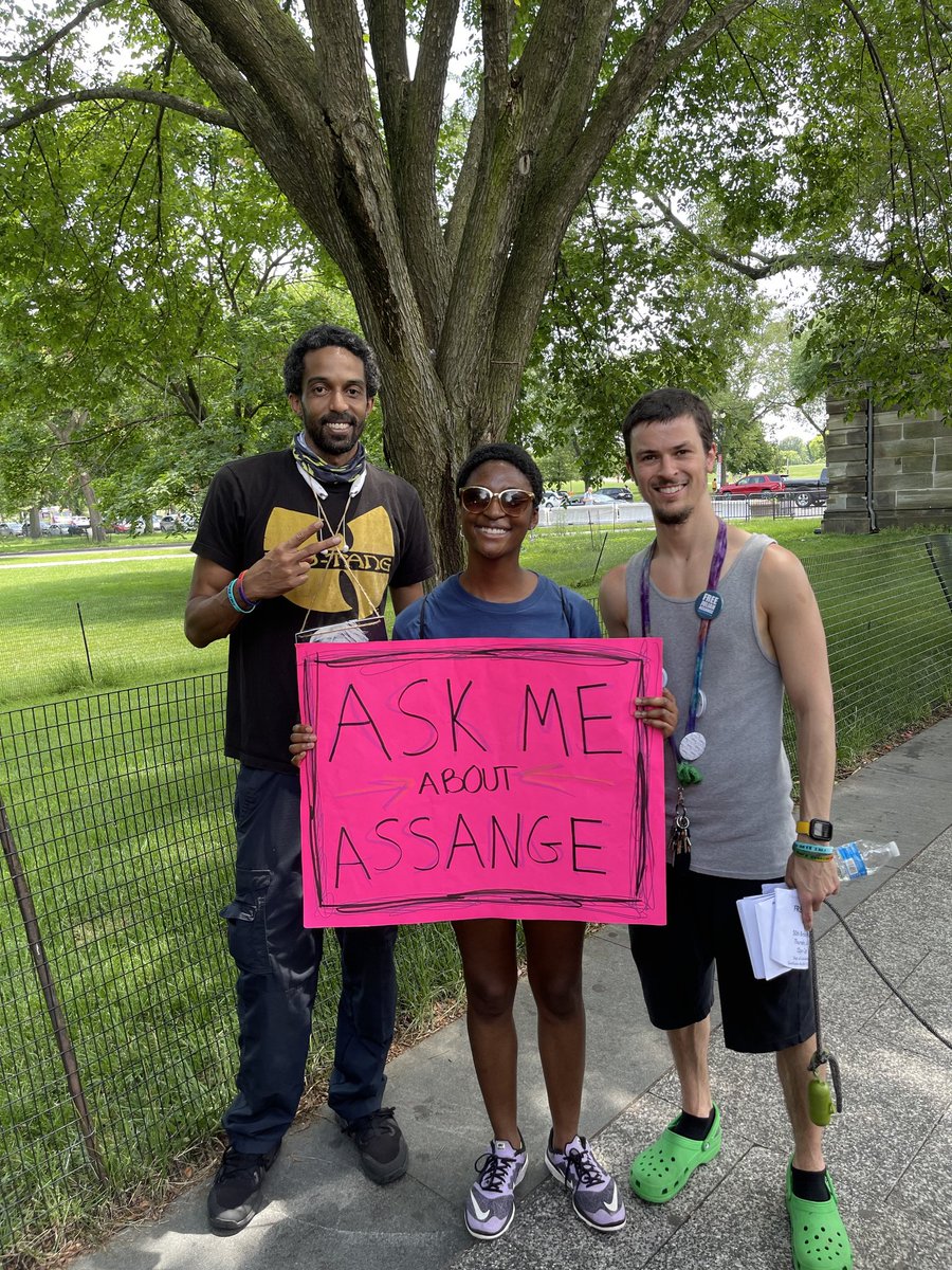 DCMetro4Assange's tweet photo. "You have to start with the truth.The truth is the only way that we can get anywhere." --Julian Assange. 
Spoke with a Veteran family, teenagers, and activists yesterday on liberation, Julian Assange, and truth. #FreeAssange #HandsOffPeru https://t.co/SLtHTZffBq