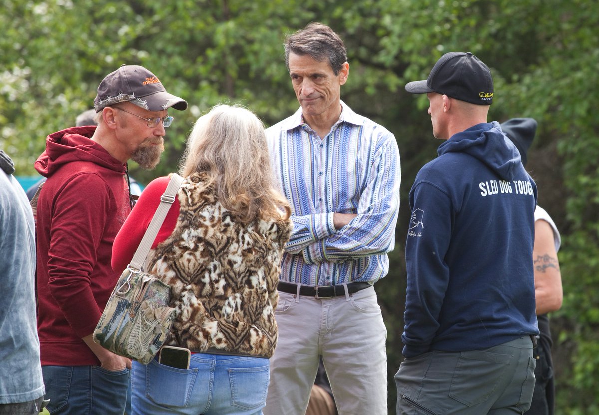 #TeamSeavey chatting with Iditarod CEO @RobUrbach_ ... whatever Dallas is selling, Rob ain't buyin'. LOL (I am sure I've made the same face a time or two during our conversations! LOL) #Iditarod50 #IditarodPicnic #Iditarod2022 #MusherTwitter #CaptionThis
