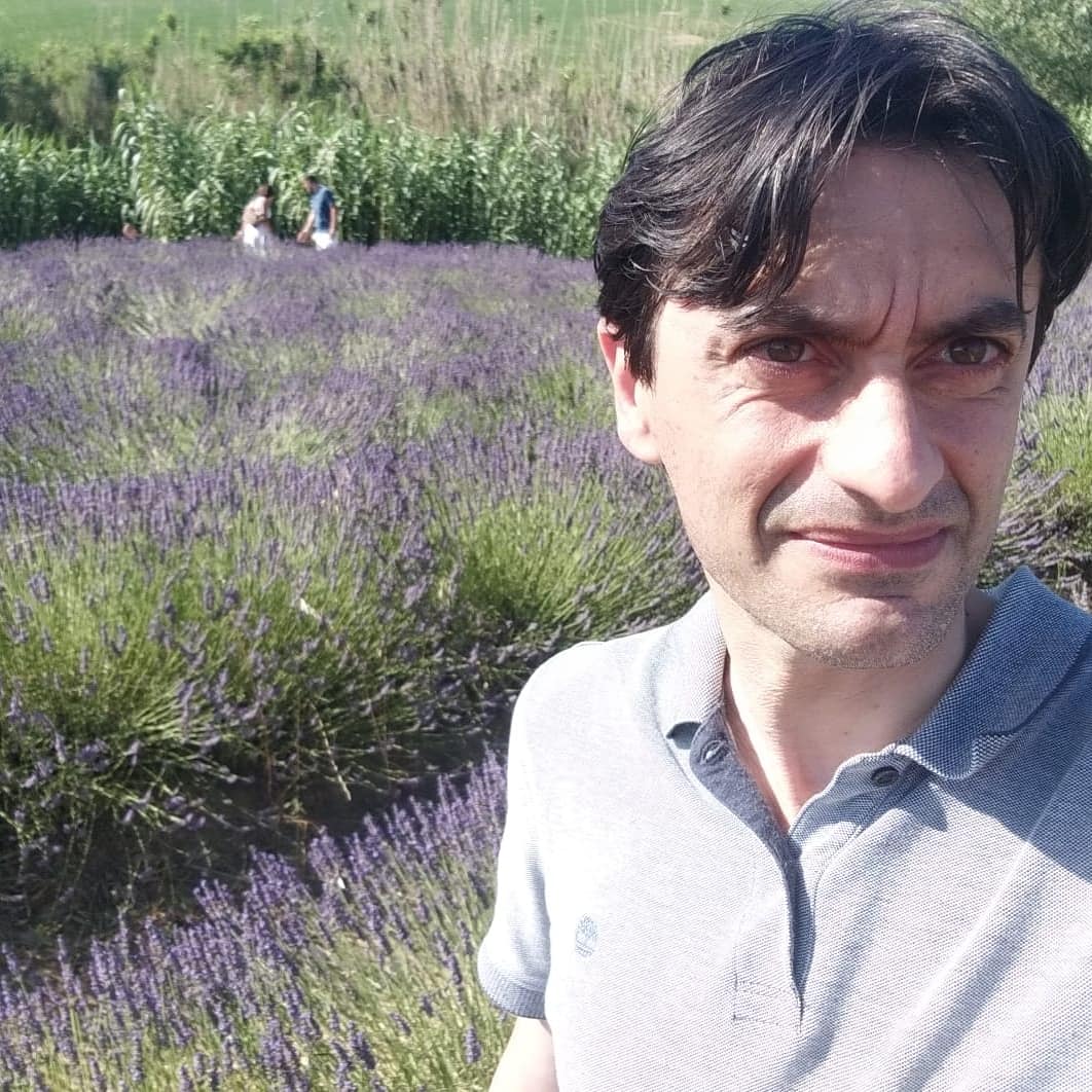 ManfrediPotenti's tweet photo. Buonasera amici miei,
#RaffaeleCantini, che vedete alle mie spalle, è uno degli #ideatori della #piantumazione della #lavanda di #SantaLuce (#Pisa).
Assieme ad altri #pionieri, stanno trasformando la piccola #località nel #regno della #violacea lavanda...
Oggi ho passato... (1/2) https://t.co/aplCRzcO58