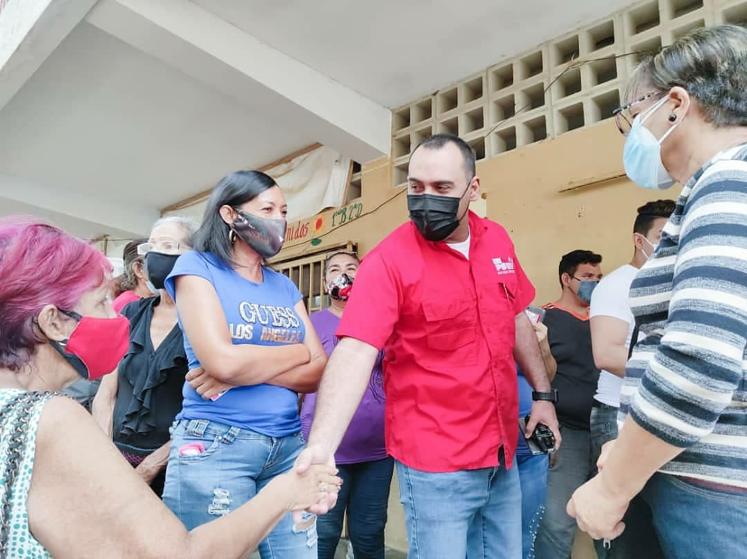 AliCprimera's tweet photo. #27Junio Alegres y unidos la militancia @PartidoPSUV participa en el proceso de postulación de los candidatos de la Patria.⁣ ¡Una democracia protagónica ejercida por el pueblo!
Seguimos demostrando liderazgo político e ideológico
⁣#ConLasBasesMeResteo #AhoraDependeDeTi #falcon https://t.co/fJ5ZRjMLlK