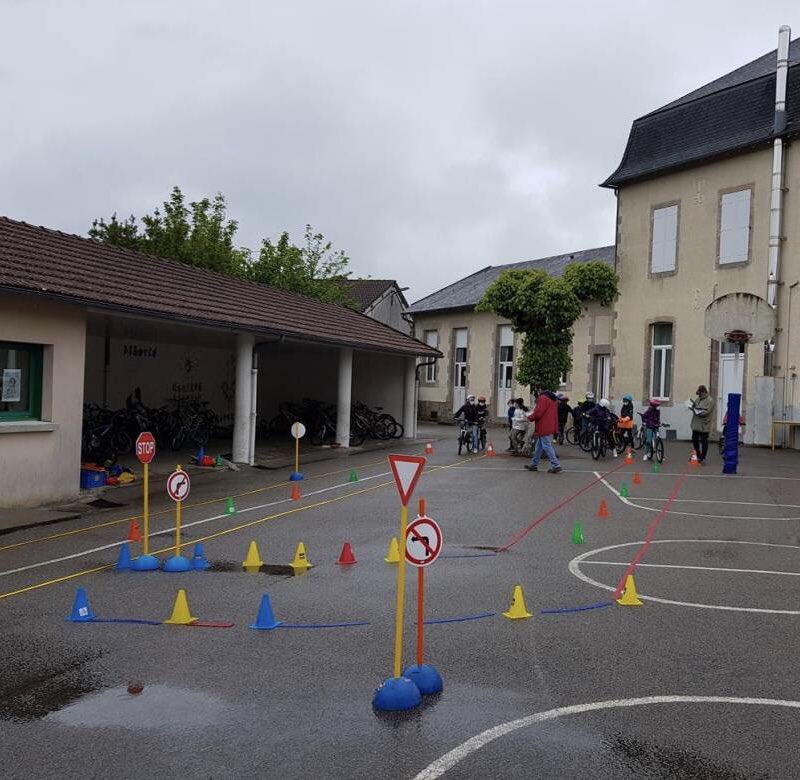 AnneMarchand9's tweet photo. Quand les bénévoles @Prevention_MAIF de Limoges reprennent le chemin de l’école,ça bouge! Au programme: permis piéton et savoir rouler à vélo 🚴♀️🚴🏿♂️Un vrai marathon ds les écoles de Limoges et des environs: Madoumier,#Isle,Feytiat,#StJunien (éc. de La République) Bravo !!!👏🏼👏🏼 👏🏼 https://t.co/opXG7MGmhc