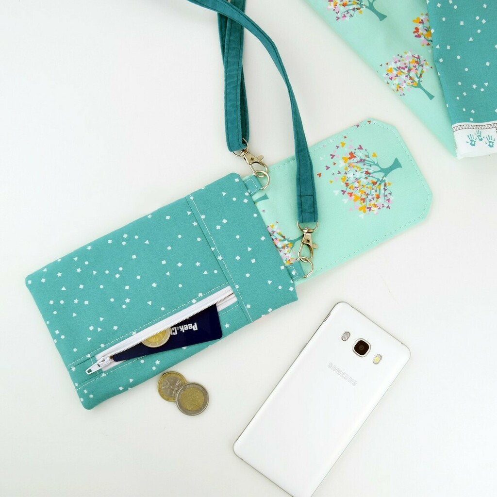 AppleGCottage's tweet image. Aren&apos;t these heart trees on the flap just beautiful!💜💛💙

Fabric‍ Playroom by @misterdomestic for @artgalleryfabric
Pattern:❤ my Aiden Cell Phone Purse (link in bio)🍬

 #phonepurse #bagpattern #crossbodybag #artgalleryfabrics #AGFplayroom #misterd… instagr.am/p/CQoi115CcSB/