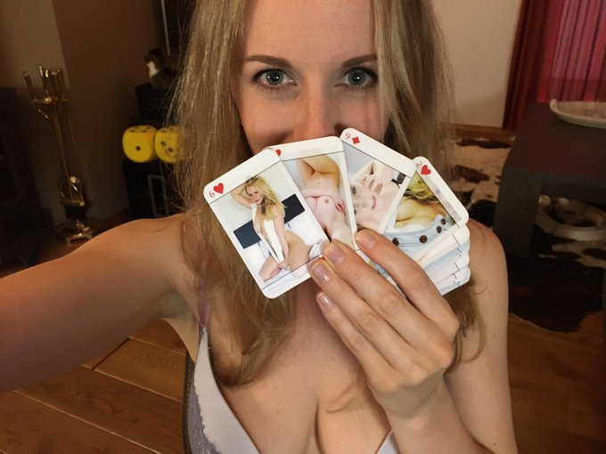 Happy Sunday ☀️  I&rsquo;m coming online now! The top tipper of tonight wins a customized deck of cards 🙌 Join<a href="/tag/myfreecams"class="tags"><span>#myfreecams</span></a><a href="/tag/manyvids"class="tags"><span>#manyvids</span></a><a href="/tag/onlyfans"class="tags"><span>#onlyfans</span></a>