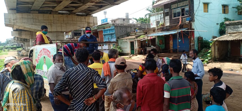 Foundation_PJ's tweet photo. #pandavjenafoundation led by chairman Santosh Kumar Jena &amp; team,have come forward to distribute cooked  lunch to needy people at different wards or square of jatani area affected during the weekend shutdown imposed in #Odisha.
#helptheneedy #maskupodisha #odishafightscorona https://t.co/dY8LPLlei0