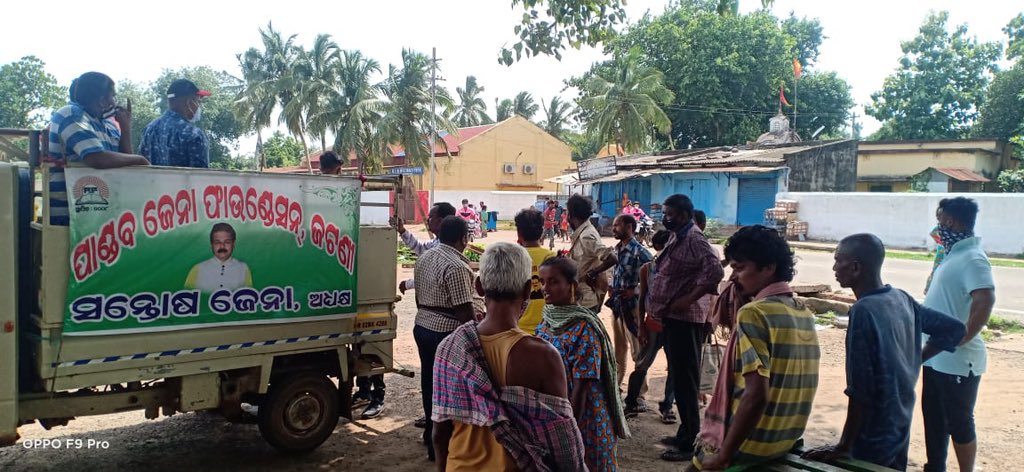 Foundation_PJ's tweet photo. #pandavjenafoundation led by chairman Santosh Kumar Jena &amp; team,have come forward to distribute cooked  lunch to needy people at different wards or square of jatani area affected during the weekend shutdown imposed in #Odisha.
#helptheneedy #maskupodisha #odishafightscorona https://t.co/dY8LPLlei0