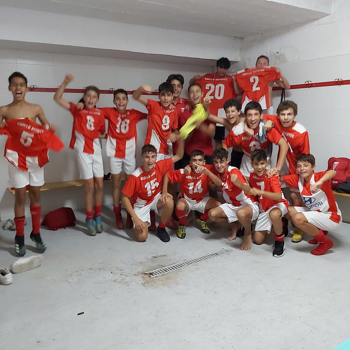 cdtortosa's tweet photo. ⚽️🏆 CAMPIONS!!!
Aquesta tarda ľInfantil A s'ha proclamat campió de lliga i aconseguint ľascens a Preferent.
ENHORABONA CAMPIONS!!! 🔴⚪👏🏻👏🏻💪🏻
#cdtbase #cdtescola #Tortosa #TerresdelEbre #AbelloAutotec https://t.co/Dc4BFJihGO
