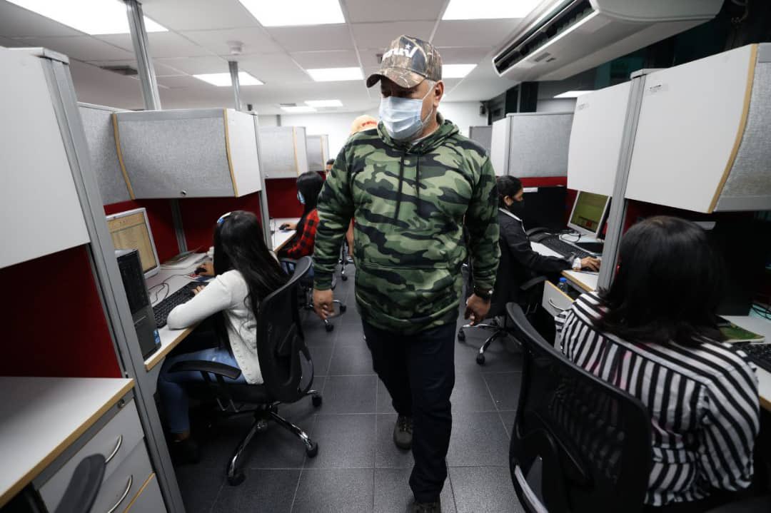 #AhoraDependeDeTi pasando revista en el centro de cómputo, recibiendo reportes de todos los estados, extraordinaria jornada de nuestro PSUV, el partido de Chávez en la vanguardia democrática. Nosotros Venceremos!!