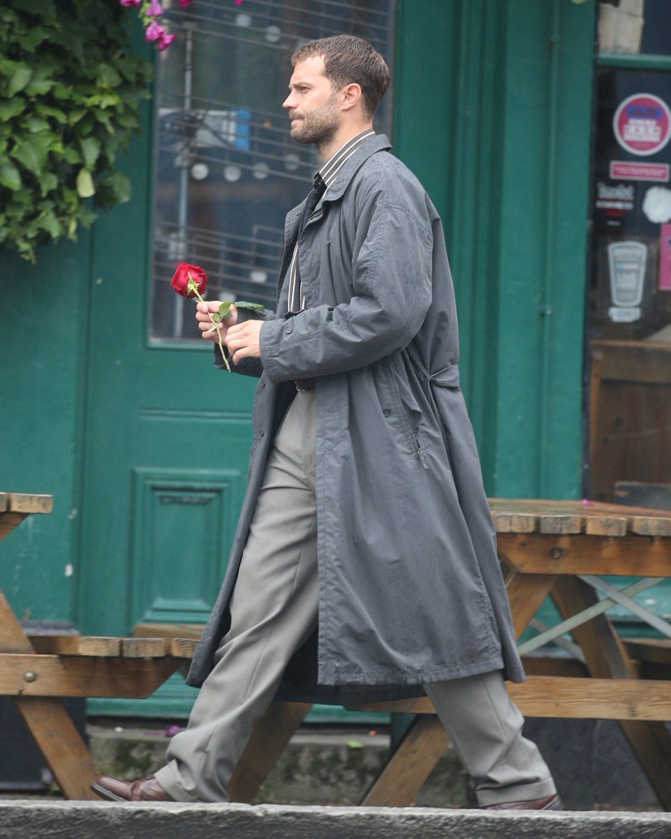 DornanI's tweet photo. #Throwback 27.06.2017 โข Jamie on the set of 'My Dinner With Hervรฉ ' with director Sacha Gervasi , London ๐ฌ๐น
ใswipe
#jamiedornanil.oveyou #JamieDornan #mydinnerwithhervรฉ #DannyTate #sachagervasi
https://t.co/5PUbHpCxWM https://t.co/eqttVZdIHr